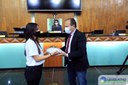 Ludmilla entregando camiseta ao Presidente.jpg